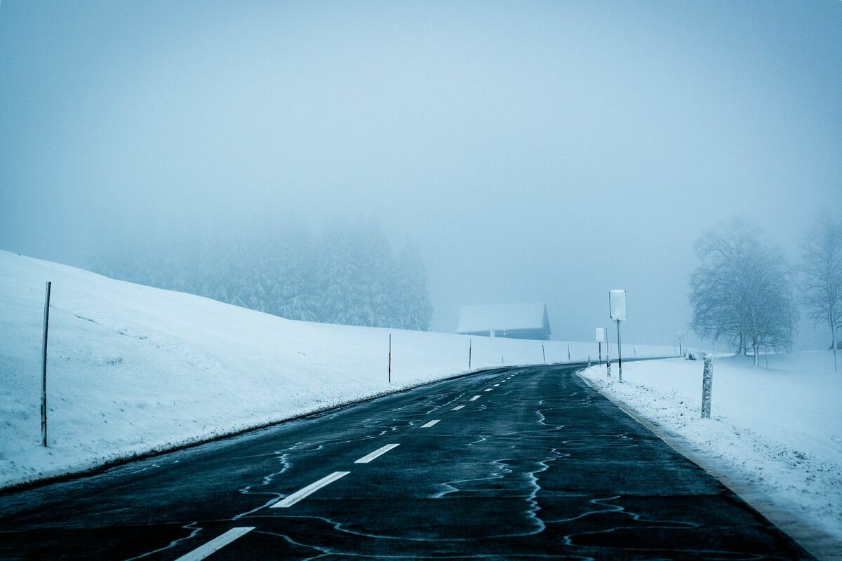 Melnais ledus uz ceļa, Photo by Lum3n from Pexels Melnais ledus uz ceļa, Photo by Lum3n from Pexels
