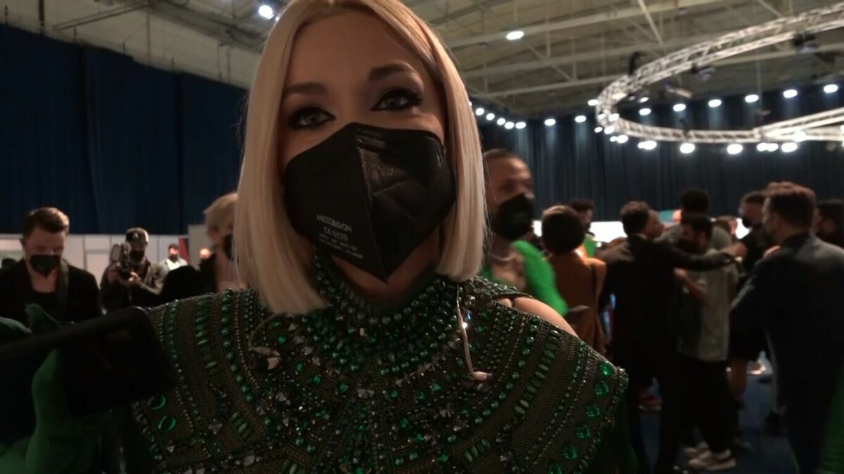 Samanta Tīna, ekrānšāviņš "Slavenības. Bez filtra" Samanta Tīna, ekrānšāviņš "Slavenības. Bez filtra"