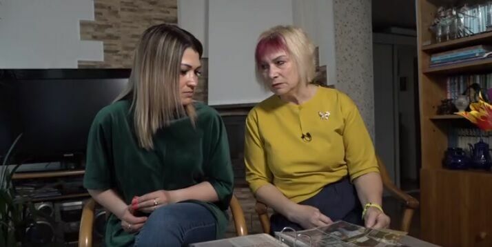 Foto: Samantas Tīnas mamma un māsa, ekrānšāviņš play.1188.lv Foto: Samantas Tīnas mamma un māsa, ekrānšāviņš play.1188.lv