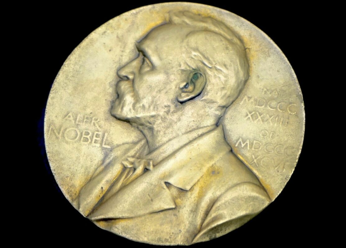 Medaļa, kas tiek piešķirta Nobela prēmijas ieguvējiem. Foto: Pixabay Medaļa, kas tiek piešķirta Nobela prēmijas ieguvējiem. Foto: Pixabay