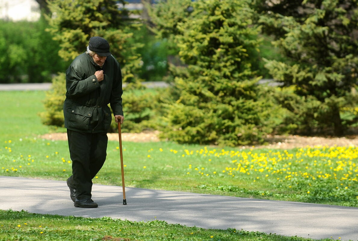 Vīrietis parkā. Foto: Ieva Lūka/LETA Vīrietis parkā. Foto: Ieva Lūka/LETA