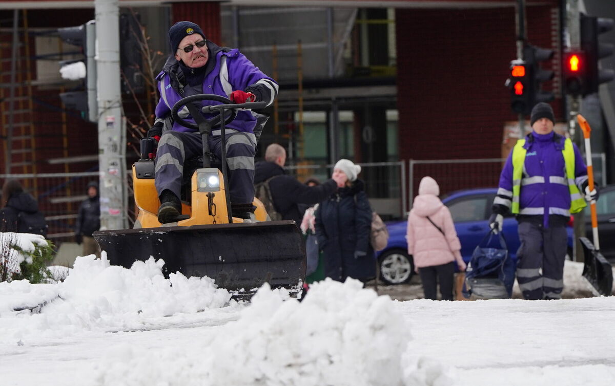 Sniega tīrītājs pie tirdzniecības centra "Origo". Foto: Evija Trifanova/LETA Sniega tīrītājs pie tirdzniecības centra "Origo". Foto: Evija Trifanova/LETA