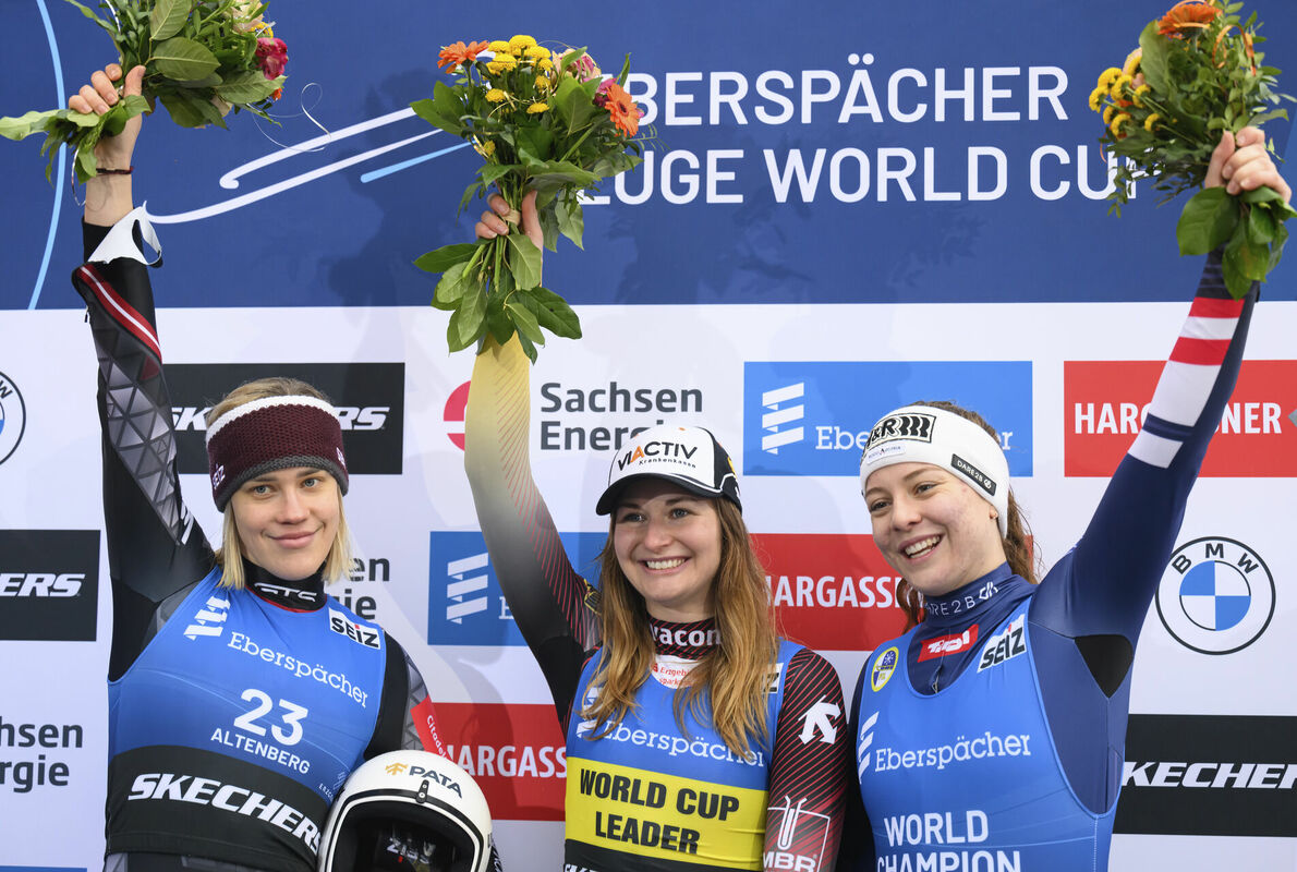 Elīna Ieva Vītola ar pirmās un trešās vietas ieguvējām. Foto: AP/Scanpix Elīna Ieva Vītola ar pirmās un trešās vietas ieguvējām. Foto: AP/Scanpix