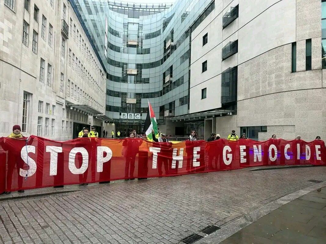 Protestētāji pie BBC ēkas Londonā pieprasa biokotēt Eirovīziju. Foto: Ekrānuzņēmums no "X"