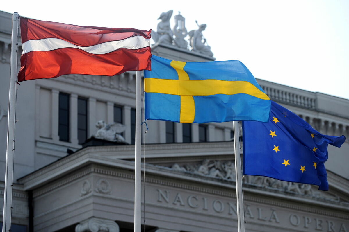 Latvijas, Zviedrijas un Eiropas Savienības karogi. Foto: Ieva Lūka/LETA