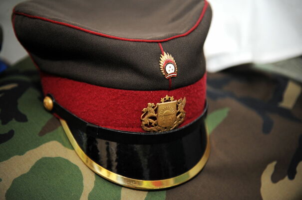 Vēsturiskā formas tērpa cepure no Latvijas Kara muzeja izstādīta Latvijas armijas 93. dzimšanas dienai veltītajā pasākumā Vērmanes dārzā. Foto: Lita Krone / LETA