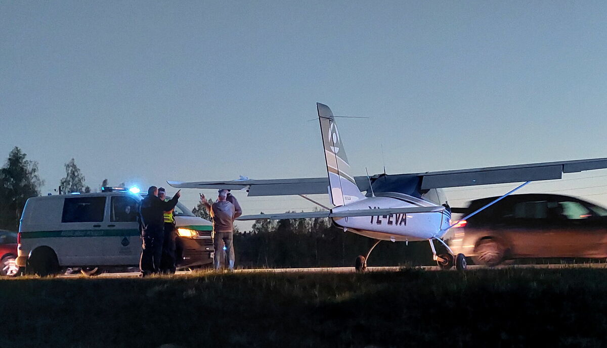Uz Tallinas šosejas pie Ādažiem avārijas nosēšanos veikusi divvietīga lidmašīna "Tecnam P2008 JC". Foto: LETA