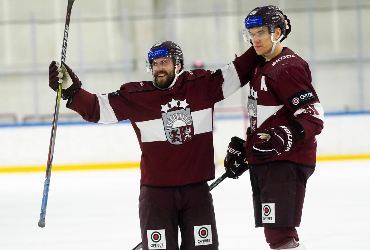 Latvijas vīriešu hokeja izlases spēlētāji Haralds Egle (nr.38) un Roberts Mamčics (nr.55). Foto: Ieva Leiniša/LETA Latvijas vīriešu hokeja izlases spēlētāji Haralds Egle (nr.38) un Roberts Mamčics (nr.55). Foto: Ieva Leiniša/LETA