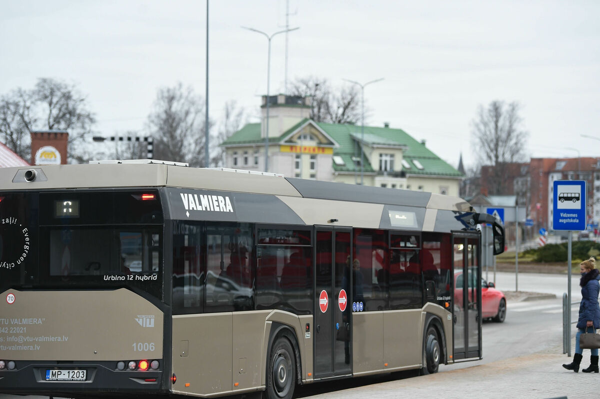 Autobuss Valmieras Vidzemes Augstkolas pieturvietā. Foto: Paula Čurkste/LETA Autobuss Valmieras Vidzemes Augstkolas pieturvietā. Foto: Paula Čurkste/LETA