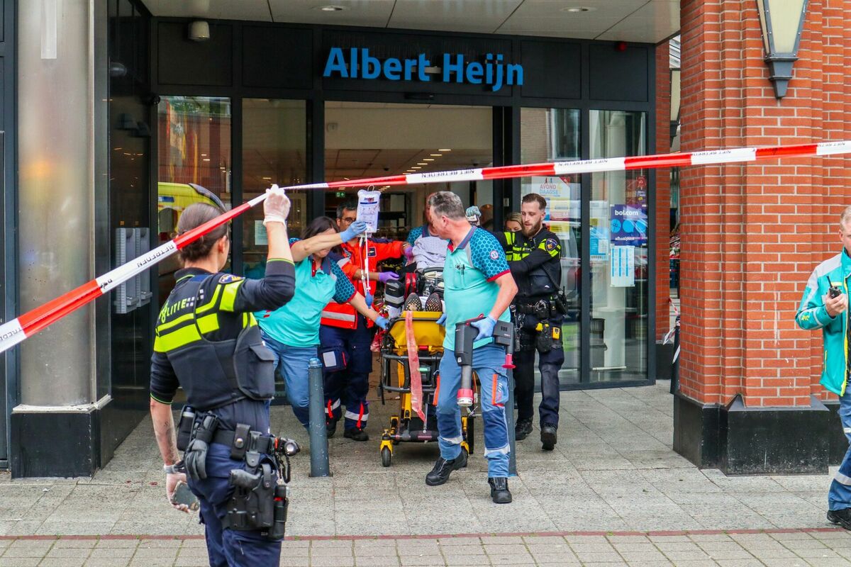 Ārsti pārved letāli sadurto Žanuelu Skopenko. Foto: “112maasmedia.nl” Ārsti pārved letāli sadurto Žanuelu Skopenko. Foto: “112maasmedia.nl”