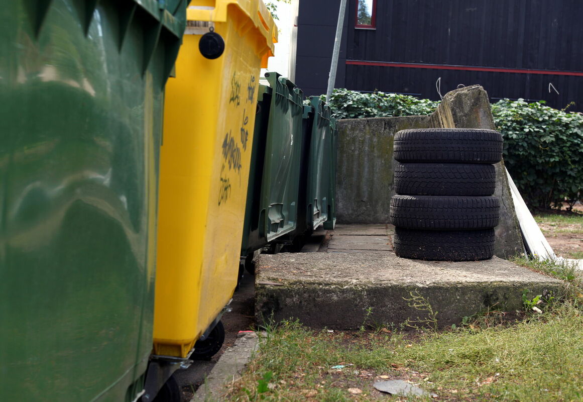 Atkritumu konteineri. Foto: Una Kupruka/LETA Atkritumu konteineri. Foto: Una Kupruka/LETA