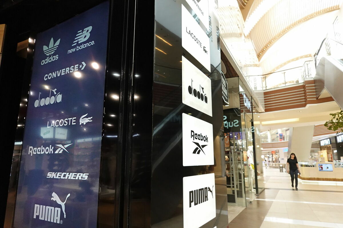 Sporta preču zīmolu logotipi. Foto: scanpix/EPA/MAXIM SHIPENKOV Sporta preču zīmolu logotipi. Foto: scanpix/EPA/MAXIM SHIPENKOV