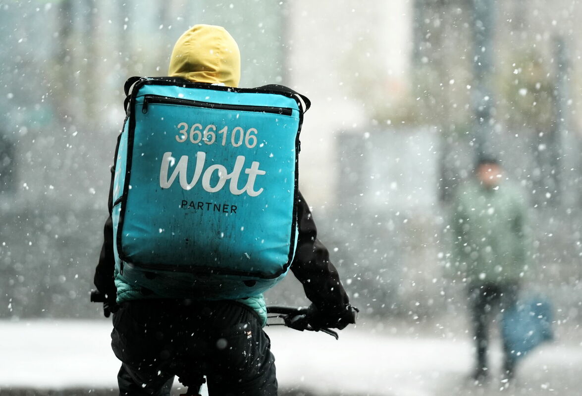 "Wolt" kurjers sniegputeņa laikā. Foto: Lita Millere/LETA "Wolt" kurjers sniegputeņa laikā. Foto: Lita Millere/LETA