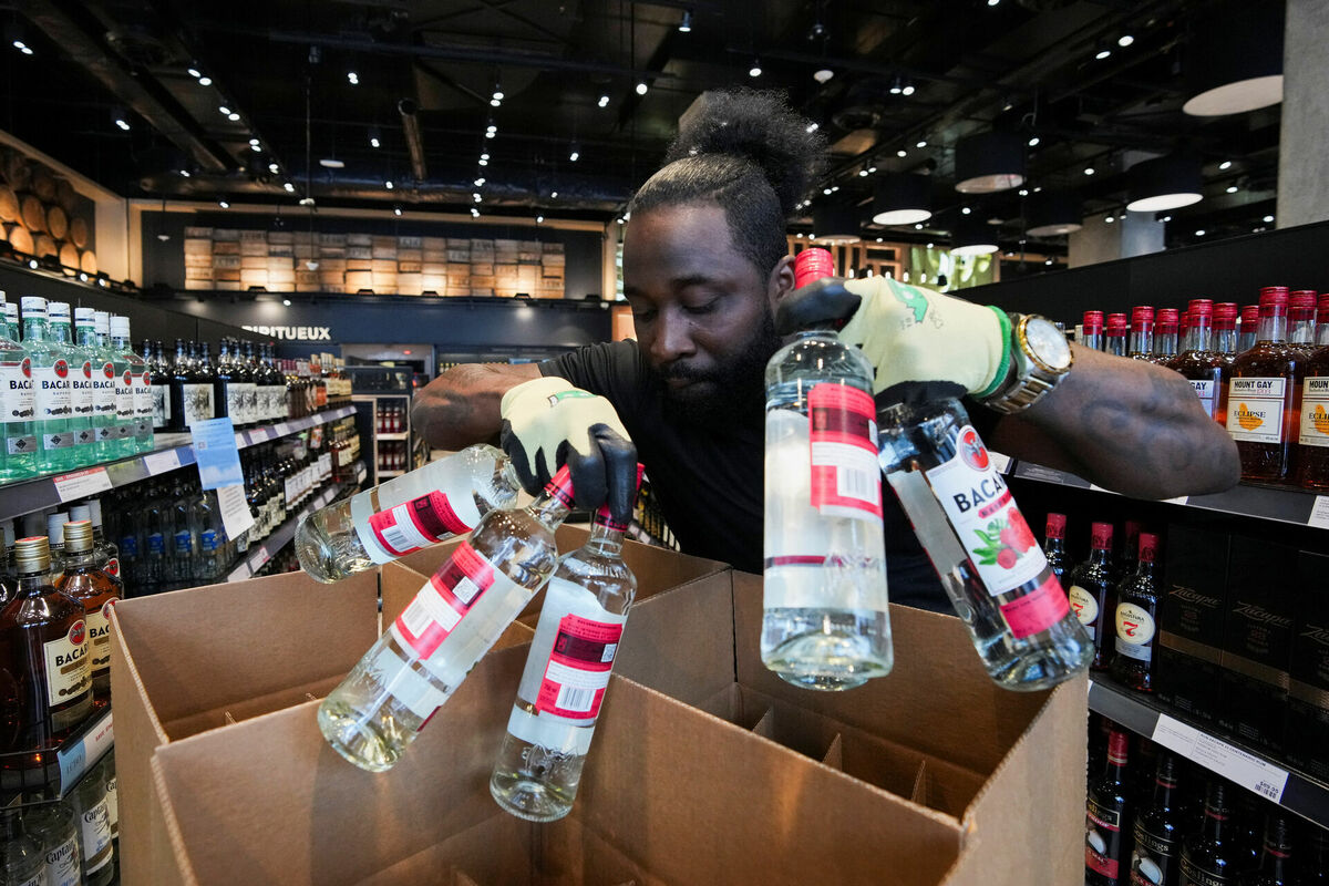 Toronto no veikalu plauktiem tiek izņemti ASV ražoti alkohola produkti. Foto: REUTERS/Arlyn McAdorey Toronto no veikalu plauktiem tiek izņemti ASV ražoti alkohola produkti. Foto: REUTERS/Arlyn McAdorey