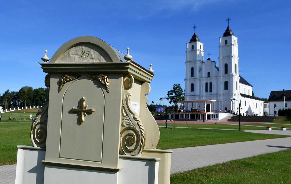 Aglonas Vissvētākās Jaunavas Marijas debesīs uzņemšanas Romas katoļu bazilika teritorija. Foto: Ivars Soikāns/LETA Aglonas Vissvētākās Jaunavas Marijas debesīs uzņemšanas Romas katoļu bazilika teritorija. Foto: Ivars Soikāns/LETA