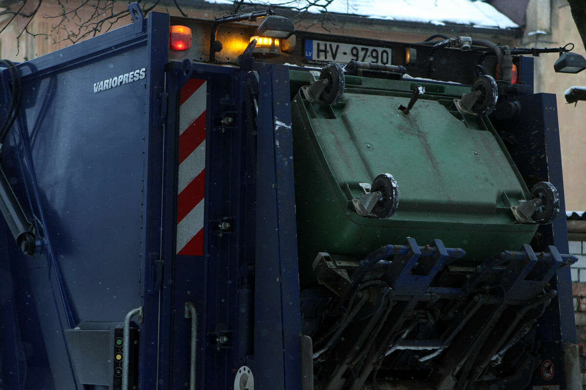 Atkritumu savākšanas auomašīna, ilustratīvs attēls. Foto: Edijs Pālens/LETA Atkritumu savākšanas auomašīna, ilustratīvs attēls. Foto: Edijs Pālens/LETA