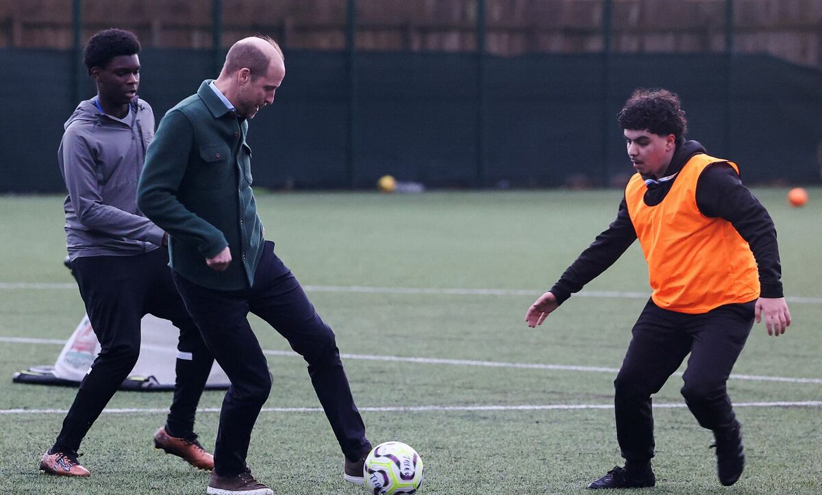 Princis Viljams spēlē futbolu ar jauniešiem Liverpūlē. Foto: REUTERS/Temilade Adelaja/Pool/Scanpix Princis Viljams spēlē futbolu ar jauniešiem Liverpūlē. Foto: REUTERS/Temilade Adelaja/Pool/Scanpix