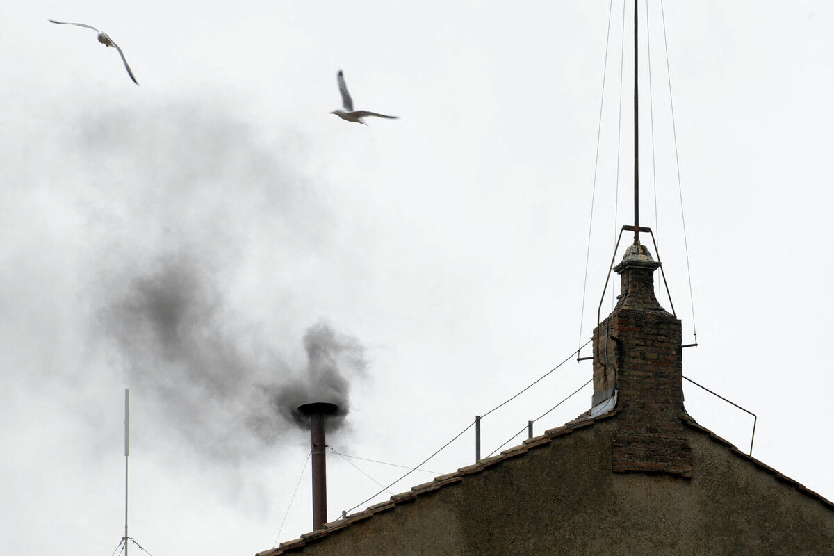 Melni dūmi, kas paceļas no Siksta kapelas, kas apliecina, ka pirmajā balsojumā kardināli nav ievēlējuši pāvestu. Foto: scanpix/ Andreas SOLARO / AFP Melni dūmi, kas paceļas no Siksta kapelas, kas apliecina, ka pirmajā balsojumā kardināli nav ievēlējuši pāvestu. Foto: scanpix/ Andreas SOLARO / AFP