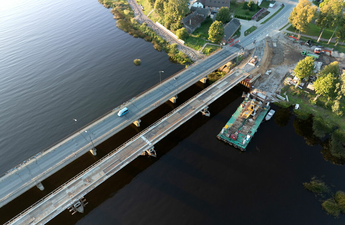 Pagaidu tilts pār Salacu Salacgrīvā 2024. gada augustā. Foto: Kaspars Nordens/LETA Pagaidu tilts pār Salacu Salacgrīvā 2024. gada augustā. Foto: Kaspars Nordens/LETA