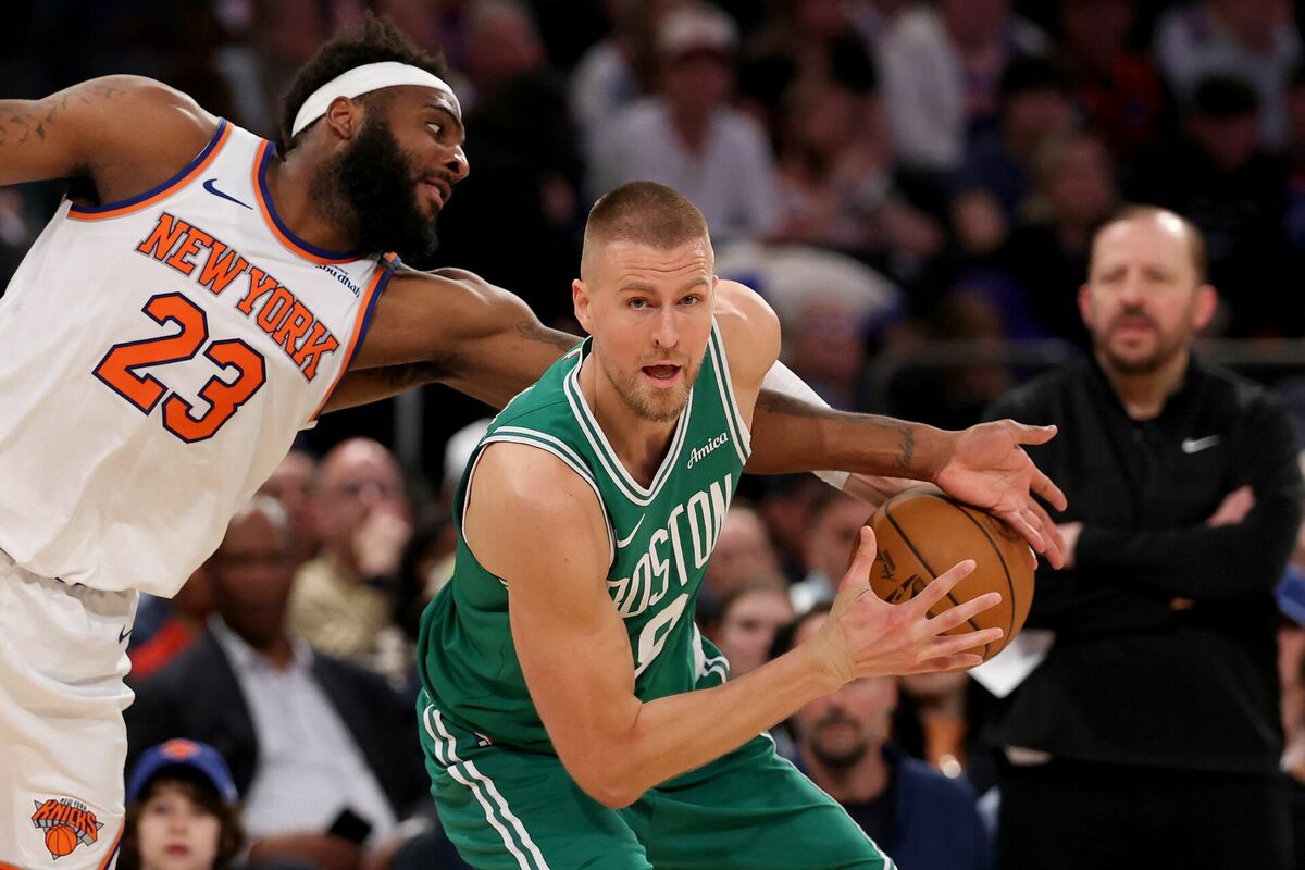 Mičels Robinsons un Kristaps Porziņģis. Foto: Al Bello/Getty Images/AFP/Scanpix Mičels Robinsons un Kristaps Porziņģis. Foto: Al Bello/Getty Images/AFP/Scanpix