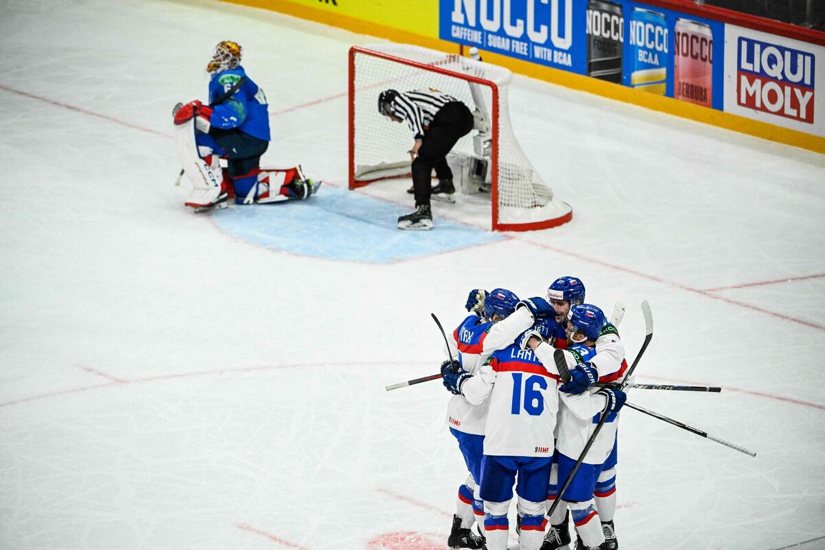 Slovākijas hokeja izlase atzīmē vārtu guvumu. Foto: Fredrik SANDBERG / TT News Agency / AFP/Scanpix Slovākijas hokeja izlase atzīmē vārtu guvumu. Foto: Fredrik SANDBERG / TT News Agency / AFP/Scanpix