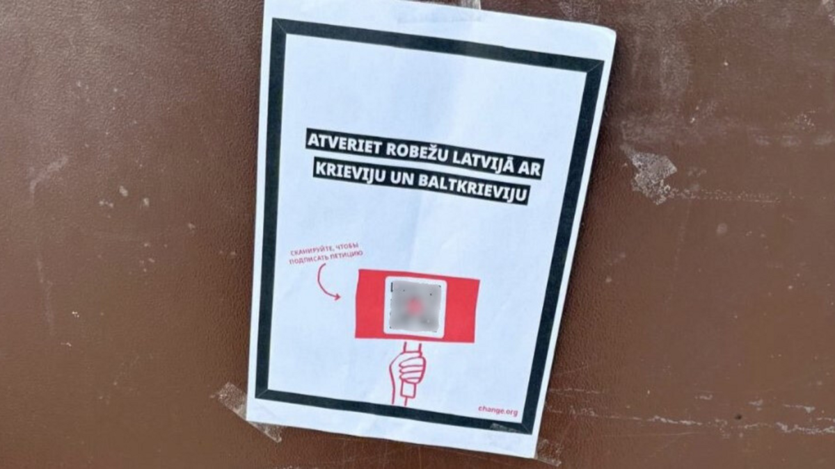 Rezeknē pie māju durvīm un stabiem manītas lapiņas ar QR kodu. Foto: Inga Spriņģe/X Rezeknē pie māju durvīm un stabiem manītas lapiņas ar QR kodu. Foto: Inga Spriņģe/X