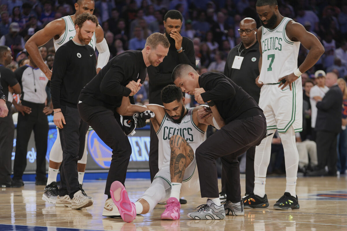 Par "Celtics" labāko spēlētāju uzskatītais Džeisons Teitums. Foto: AP Photo/Frank Franklin II/Scanpix Par "Celtics" labāko spēlētāju uzskatītais Džeisons Teitums. Foto: AP Photo/Frank Franklin II/Scanpix