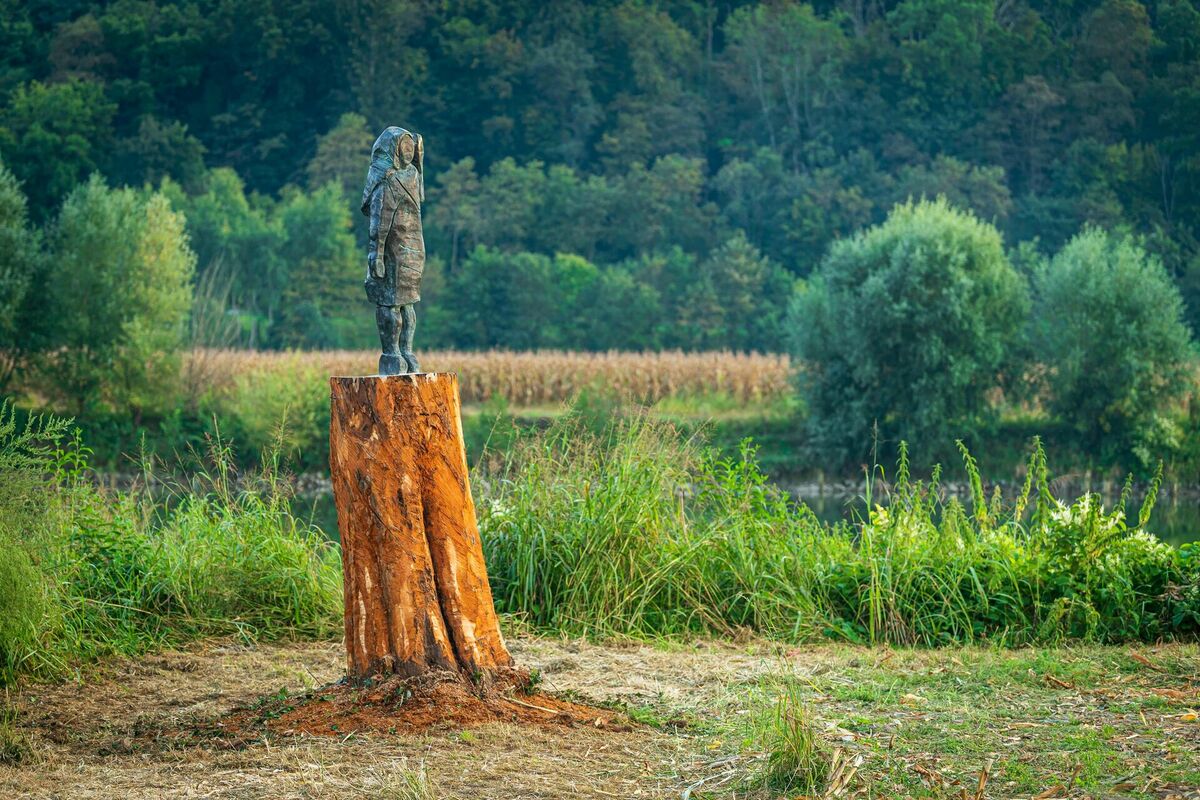 Melānijas Trampas statuja Slovēnijā. Foto: Jure Makovec / AFP Melānijas Trampas statuja Slovēnijā. Foto: Jure Makovec / AFP