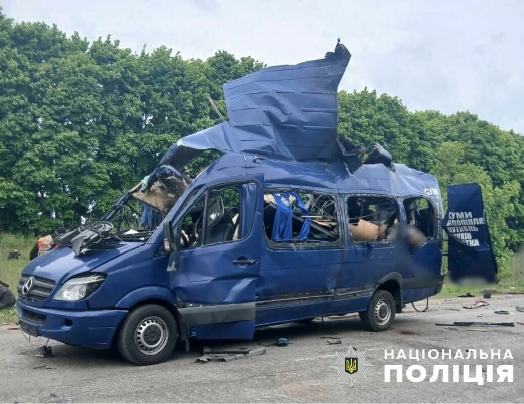 Autobuss, kas cieta no Krievijas dronu uzbrukuma Sumu apgabalā. Foto: Ukrainas policija Autobuss, kas cieta no Krievijas dronu uzbrukuma Sumu apgabalā. Foto: Ukrainas policija