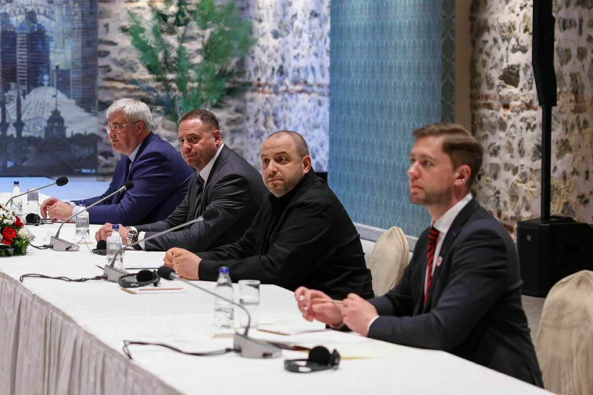 Ukrainas delegācija Turcijā. Foto: EPA/HANDOUT/TURKISH FOREIGN MINISTER PRESS OFFICE Ukrainas delegācija Turcijā. Foto: EPA/HANDOUT/TURKISH FOREIGN MINISTER PRESS OFFICE