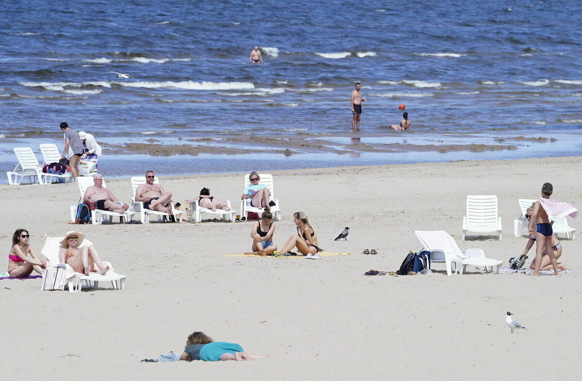 Cilvēki Majoru pludmalē. Foto: Paula Čurkste/LETA Cilvēki Majoru pludmalē. Foto: Paula Čurkste/LETA