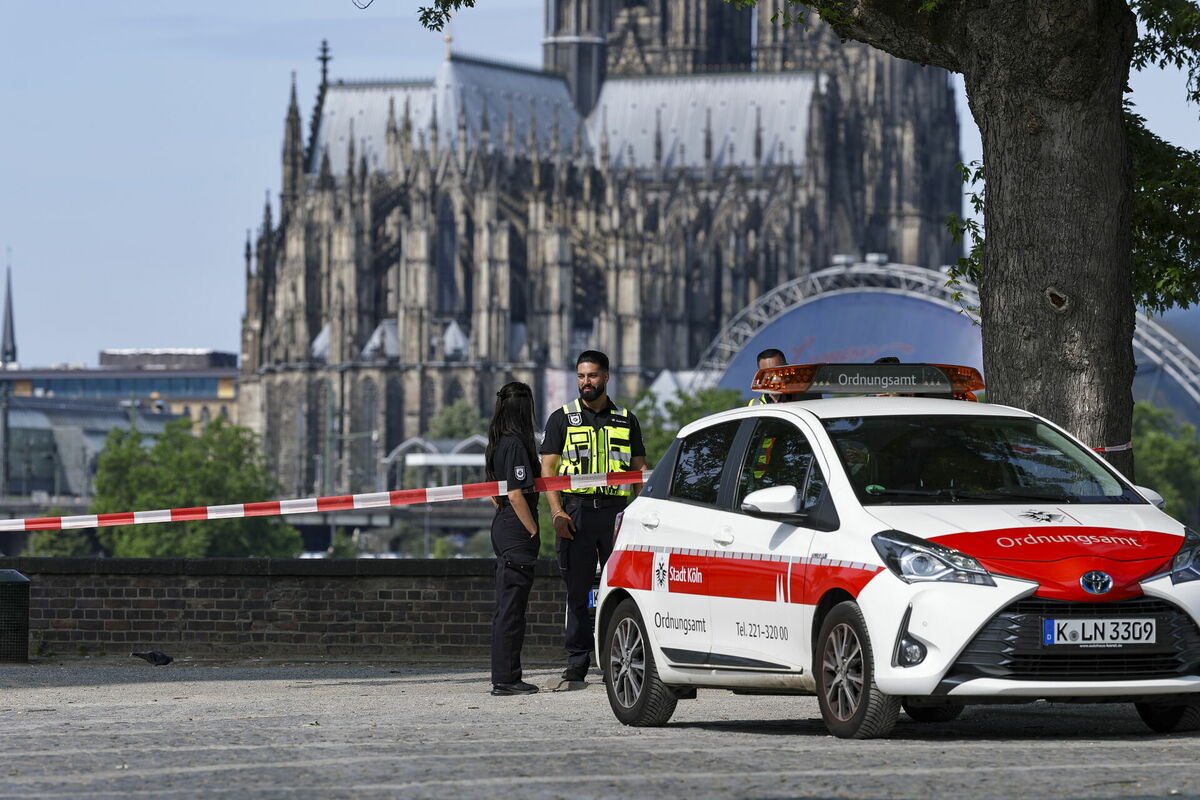 Policija Ķelnē norobežojusi teritoriju, kur atrastas aviobumbas. Foto: EPA/CHRISTOPHER NEUNDORF Policija Ķelnē norobežojusi teritoriju, kur atrastas aviobumbas. Foto: EPA/CHRISTOPHER NEUNDORF