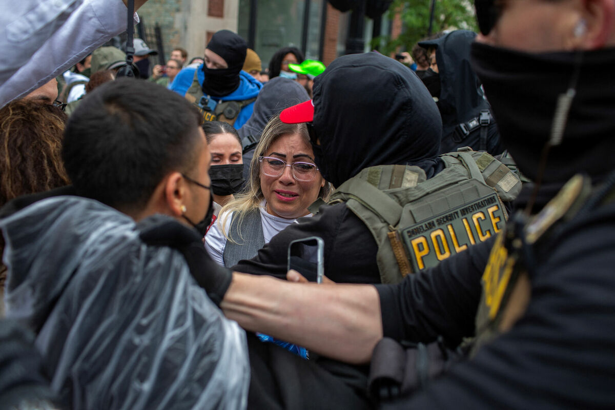 Policija Čikāgā aiztur imigrantus. Foto: REUTERS/Jim Vondruska/Scanpix Policija Čikāgā aiztur imigrantus. Foto: REUTERS/Jim Vondruska/Scanpix