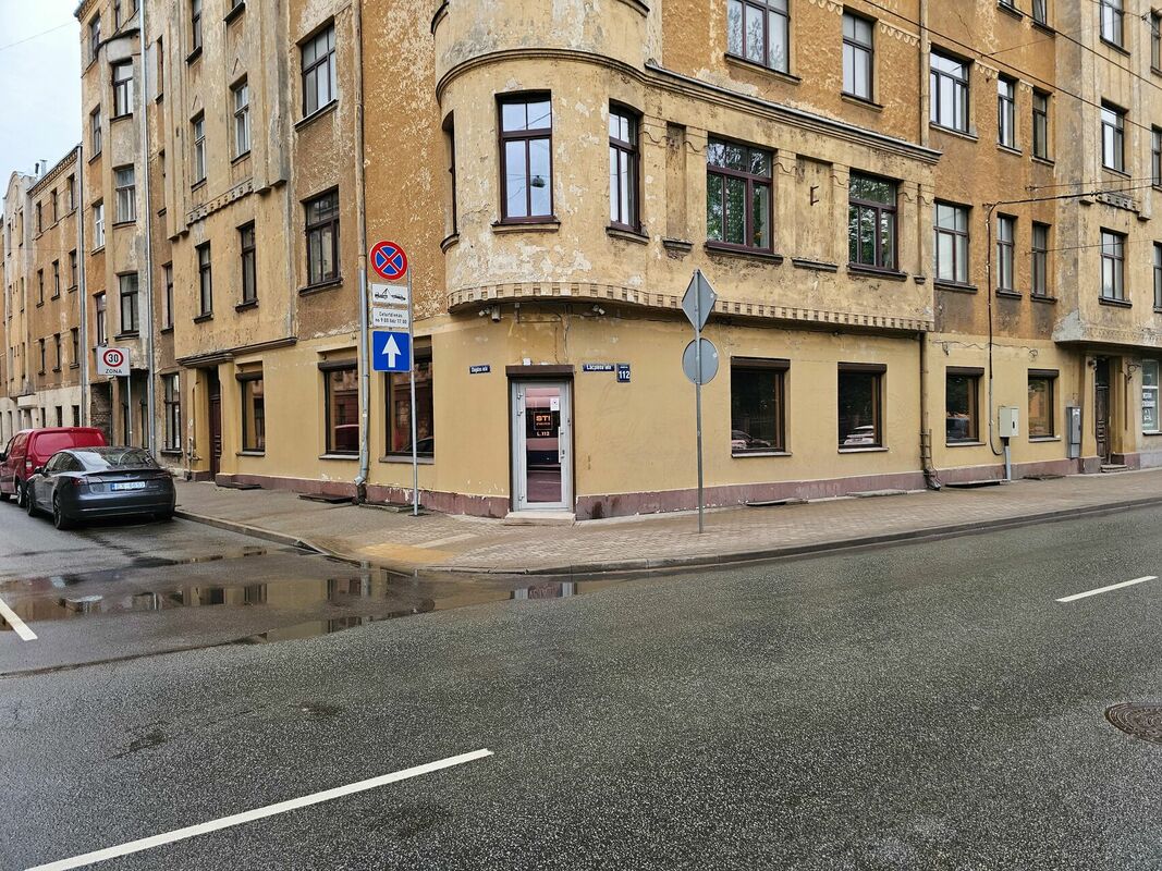 "Stabilitātei!" biroja ēka Lāčplēša ielā. Foto: @saliktengriba/X "Stabilitātei!" biroja ēka Lāčplēša ielā. Foto: @saliktengriba/X