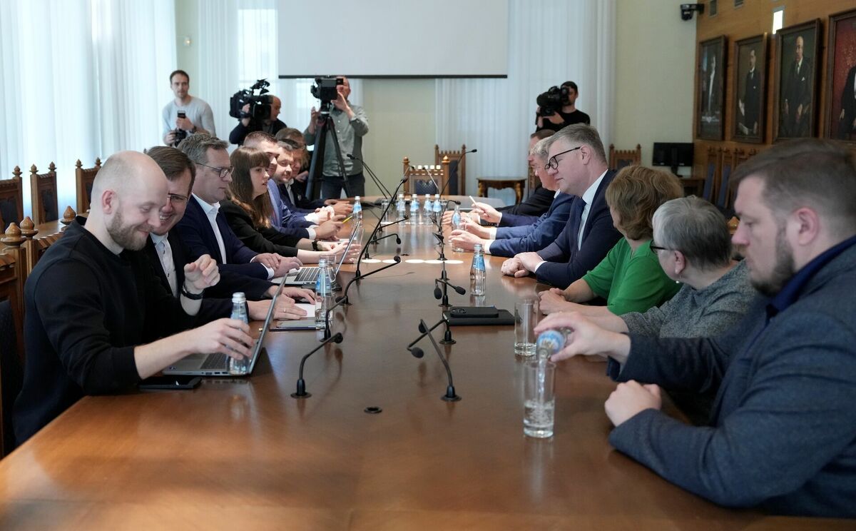 Partiju "Progresīvie", Nacionālā apvienība "Visu Latvijai!-Tēvzemei un Brīvībai/LNNK", "Jaunā vienotība" un "Apvienotais saraksts" pārstāvju tikšanās Rīgas domē, kurā pārrunā koalīcijas izveidi. Foto: Ieva Leiniša/LETA Partiju "Progresīvie", Nacionālā apvienība "Visu Latvijai!-Tēvzemei un Brīvībai/LNNK", "Jaunā vienotība" un "Apvienotais saraksts" pārstāvju tikšanās Rīgas domē, kurā pārrunā koalīcijas izveidi. Foto: Ieva Leiniša/LETA