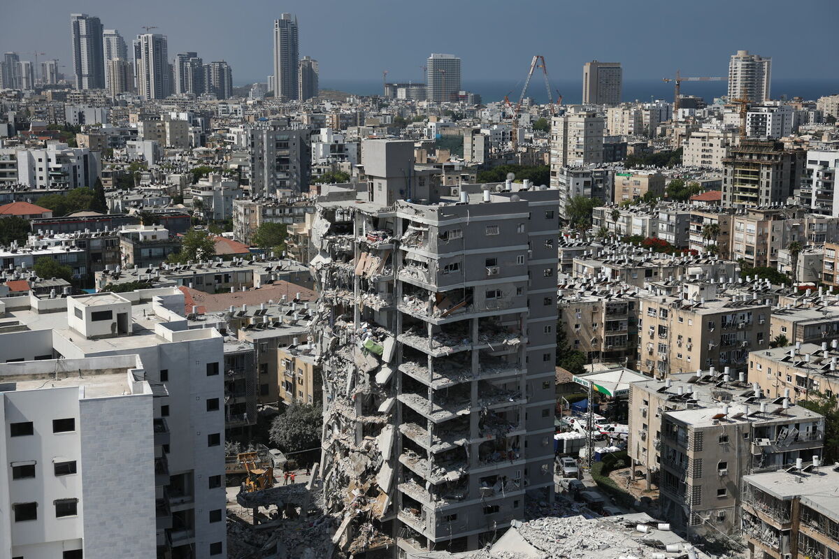 Ēka Izraēlā pēc Irānas uzbrukuma. Foto: EPA/ABIR SULTAN/Scanpix Ēka Izraēlā pēc Irānas uzbrukuma. Foto: EPA/ABIR SULTAN/Scanpix
