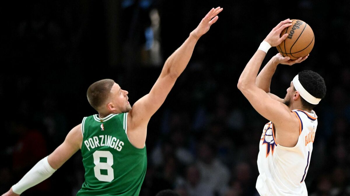 Kristaps Porziņģis pret Fīniksas "Suns" līderi Devinu Bukeru. Foto: Brian Fluharty/Getty Images/AFP/Scanpix Kristaps Porziņģis pret Fīniksas "Suns" līderi Devinu Bukeru. Foto: Brian Fluharty/Getty Images/AFP/Scanpix