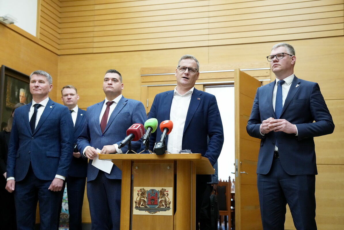 Partiju apvienības "Apvienotais saraksts" Rīgas mēra amata kandidāts Māris Sprindžuks (no kreisās) un valdes līdzpriekšsēdētājs, Saeimas sekretārs Edvards Smiltēns, Nacionālās apvienības Rīgas mēra amata kandidāts Edvards Ratnieks, partijas "Progresīvie" Rīgas mēra amata kandidāts Viesturs Kleinbergs un partijas "Jaunā vienotība" Rīgas mēra amata kandidāts, līdzšinējais Rīgas domes priekšsēdētājs Vilnis Ķirsis. Foto: Ieva Leiniša/LETA Partiju apvienības "Apvienotais saraksts" Rīgas mēra amata kandidāts Māris Sprindžuks (no kreisās) un valdes līdzpriekšsēdētājs, Saeimas sekretārs Edvards Smiltēns, Nacionālās apvienības Rīgas mēra amata kandidāts Edvards Ratnieks, partijas "Progresīvie" Rīgas mēra amata kandidāts Viesturs Kleinbergs un partijas "Jaunā vienotība" Rīgas mēra amata kandidāts, līdzšinējais Rīgas domes priekšsēdētājs Vilnis Ķirsis. Foto: Ieva Leiniša/LETA
