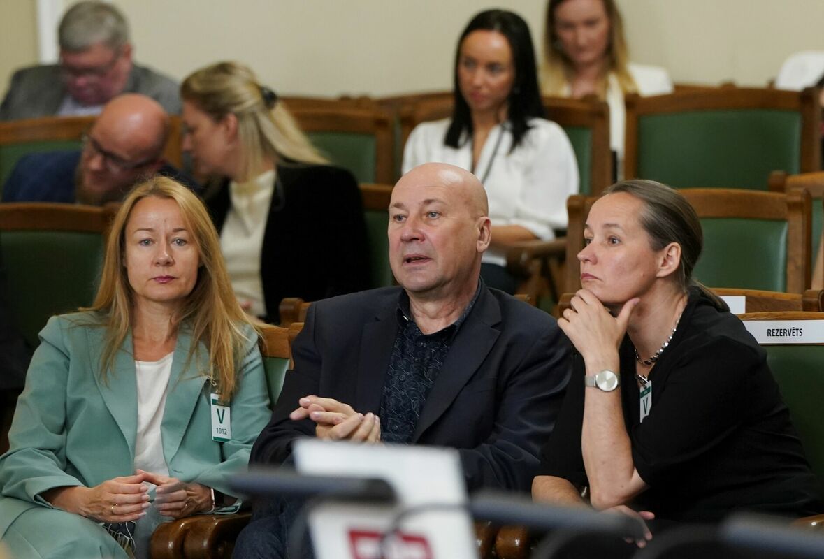 Sabiedrisko elektronisko plašsaziņas līdzekļu padomes locekļa amata kandidāti Una Klapkalne (no kreisās), Ivars Belte un Sanita Upleja-Jegermane. Foto: Paula Čurkste/LETA Sabiedrisko elektronisko plašsaziņas līdzekļu padomes locekļa amata kandidāti Una Klapkalne (no kreisās), Ivars Belte un Sanita Upleja-Jegermane. Foto: Paula Čurkste/LETA