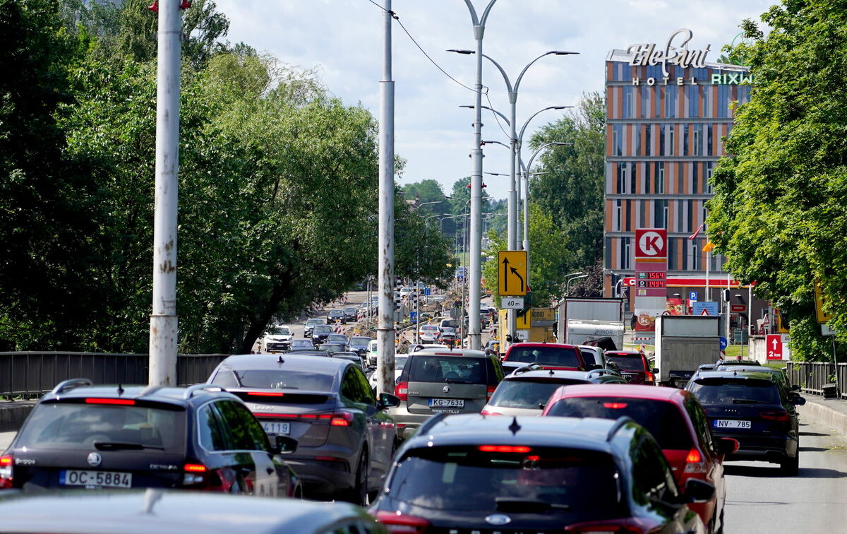Automašīnu sastrēgums. Foto: LETA Automašīnu sastrēgums. Foto: LETA