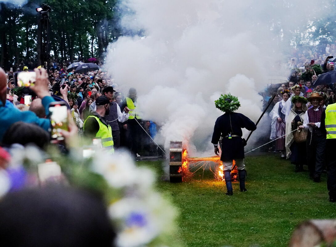Tradicionālās Jāņu svinības Dzegužkalnā. Foto: LETA Tradicionālās Jāņu svinības Dzegužkalnā. Foto: LETA