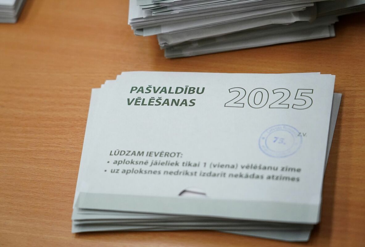 Vēlēšanu biļeteni. Foto: LETA Vēlēšanu biļeteni. Foto: LETA