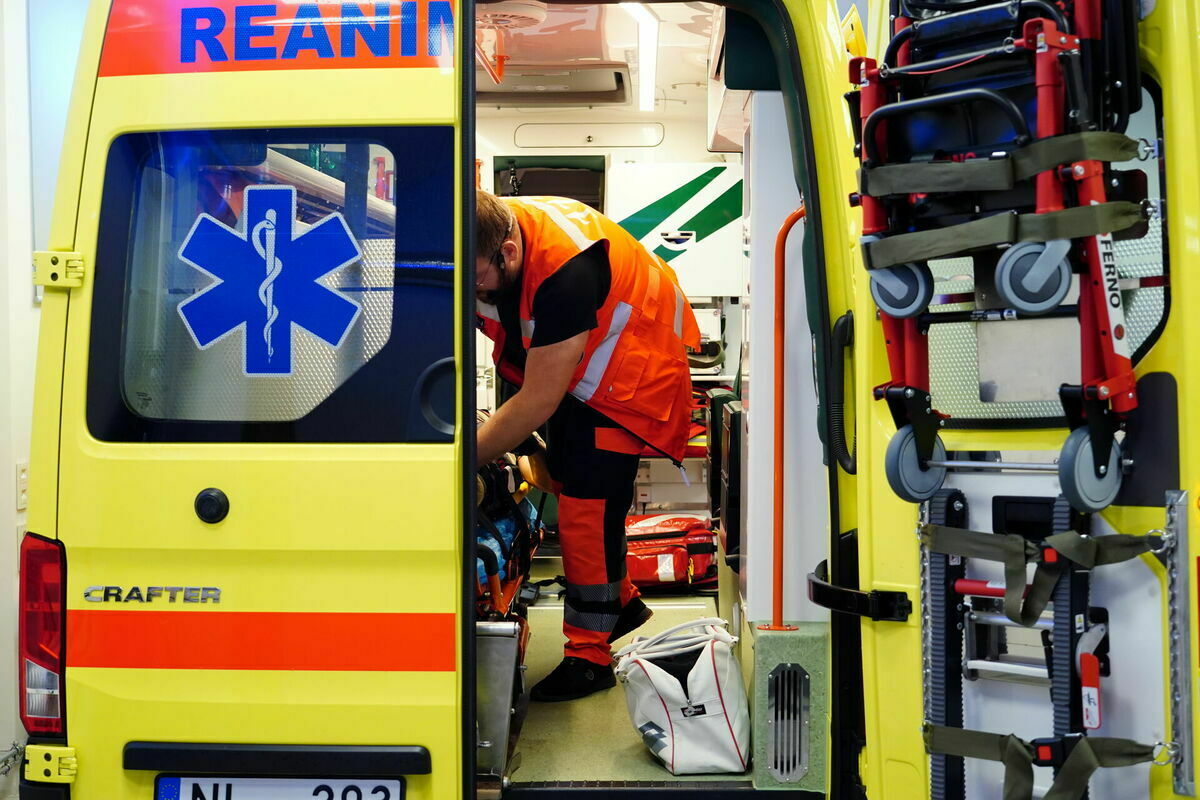 Ilustratīvs attēls. Neatliekamās medicīniskās palīdzības dienesta (NMPD) automašīna. Foto: Ieva Leiniša/LETA Ilustratīvs attēls. Neatliekamās medicīniskās palīdzības dienesta (NMPD) automašīna. Foto: Ieva Leiniša/LETA
