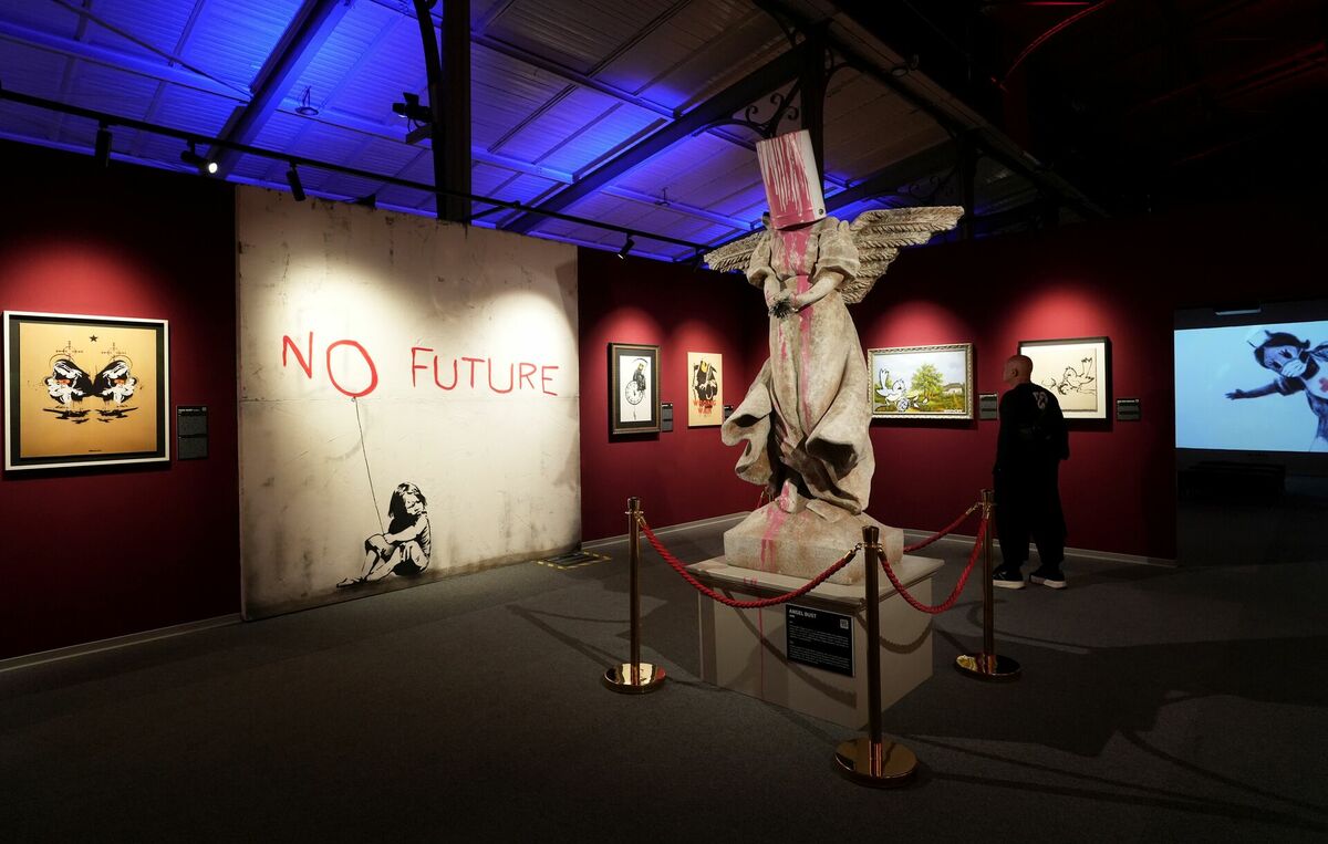 Ielu mākslinieka "Banksy" neautorizēto darbu izstāde "The Mystery Of Banksy. A Genius Mind" Vidzemes tirgū. Foto: Evija Trifanova/LETA Ielu mākslinieka "Banksy" neautorizēto darbu izstāde "The Mystery Of Banksy. A Genius Mind" Vidzemes tirgū. Foto: Evija Trifanova/LETA