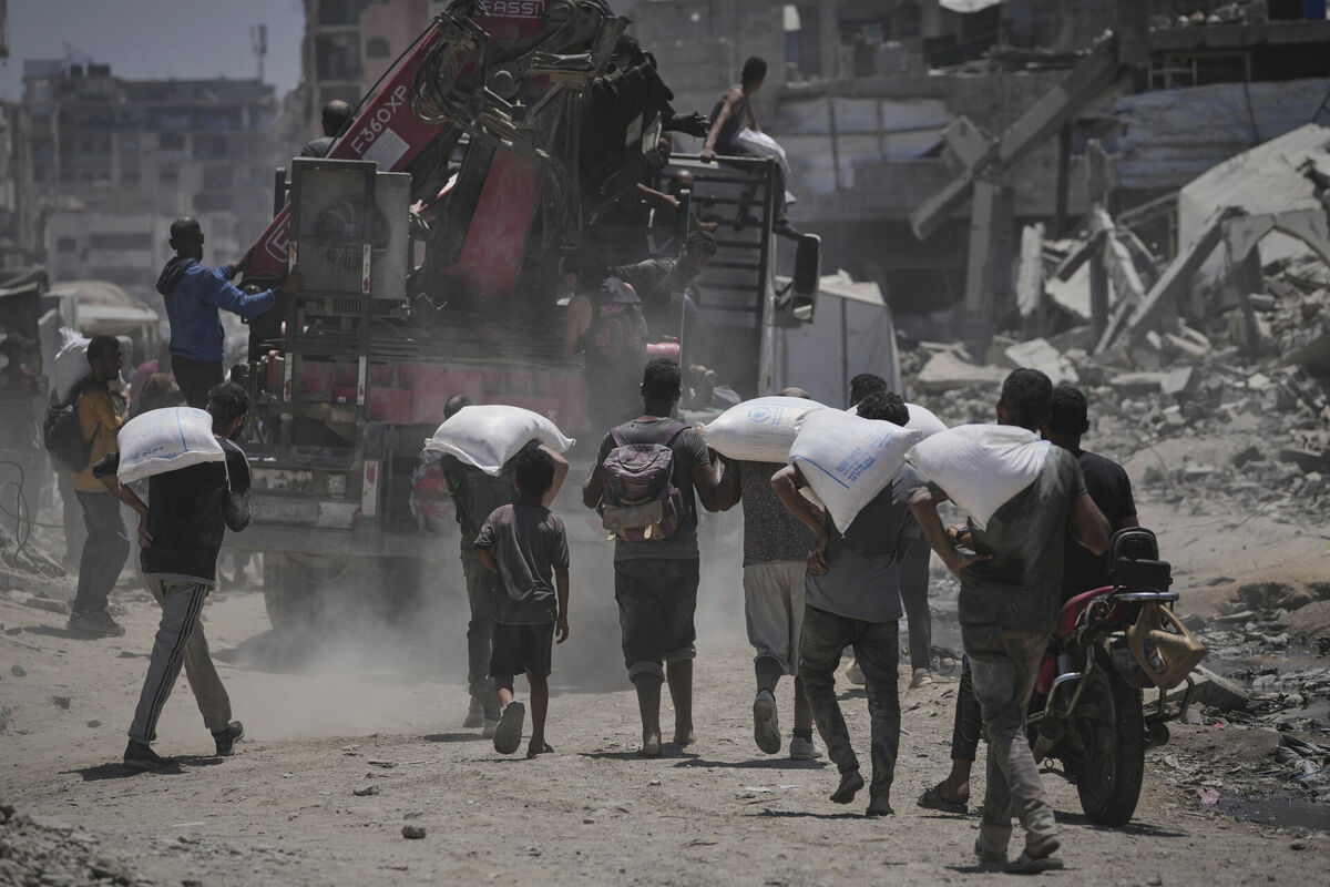 Cilvēki Gazā nes miltu maisus. Foto: AP Photo/Jehad Alshrafi/Scanpix Cilvēki Gazā nes miltu maisus. Foto: AP Photo/Jehad Alshrafi/Scanpix
