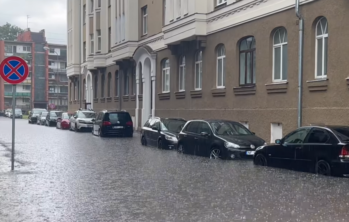 Applūdušās Jelgvas ielas. Foto: Ekrānšāviņš no video/ Facebook/ Vasīlijs Kovtuns Applūdušās Jelgvas ielas. Foto: Ekrānšāviņš no video/ Facebook/ Vasīlijs Kovtuns