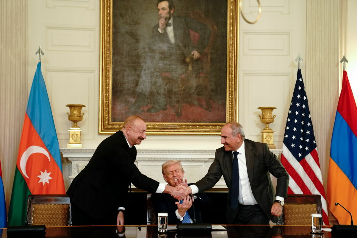 (No kreisās uz labo) Azerbaidžānas prezidents Ilhams Alijevs, ASV prezidents Donalds Tramps un Armēnijas premjerministrs Nikol Pašinjans. Foto: EPA/NATHAN HOWARD / POOL (No kreisās uz labo) Azerbaidžānas prezidents Ilhams Alijevs, ASV prezidents Donalds Tramps un Armēnijas premjerministrs Nikol Pašinjans. Foto: EPA/NATHAN HOWARD / POOL