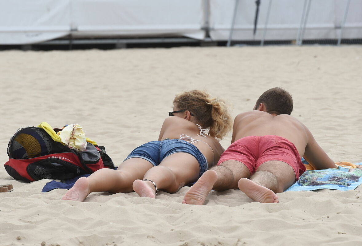 Cilvēki atpūšas tveicīgā dienā Majoru pludmalē. Foto: LETA Cilvēki atpūšas tveicīgā dienā Majoru pludmalē. Foto: LETA