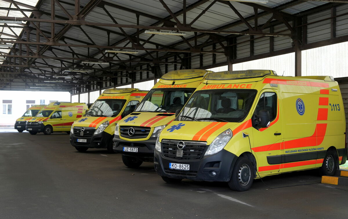 Neatliekamās medicīniskās palīdzības dienesta automašīnas. Foto: Edijs Pālens/LETA Neatliekamās medicīniskās palīdzības dienesta automašīnas. Foto: Edijs Pālens/LETA