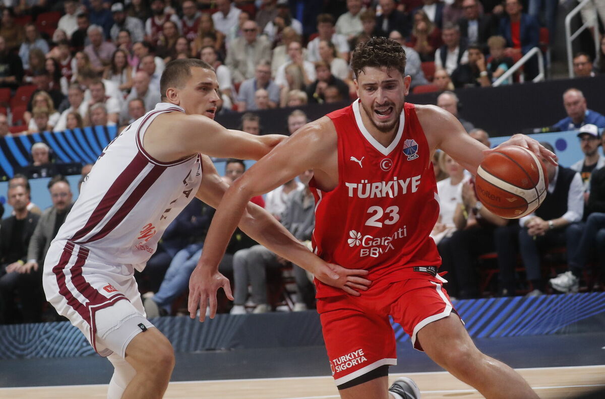 Andrejs Gražulis pret Turcijas zvaigzni Alperenu Šenginu. Foto: Toms Kalniņš/EPA/Scanpix Andrejs Gražulis pret Turcijas zvaigzni Alperenu Šenginu. Foto: Toms Kalniņš/EPA/Scanpix